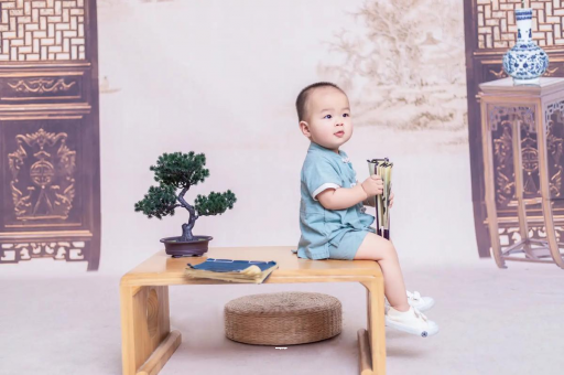 淮滨宝宝边吃奶边挣扎烦躁